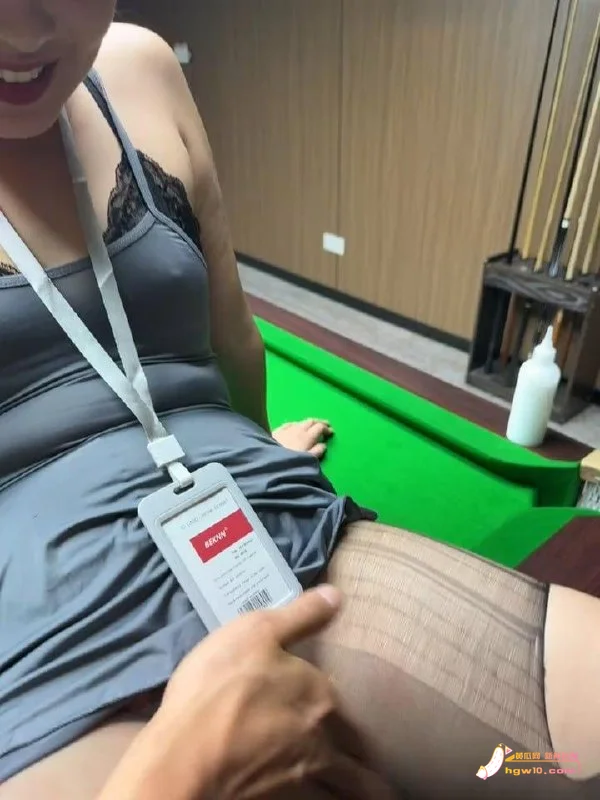 深夜台球助教:工牌与丝袜下的反差调教