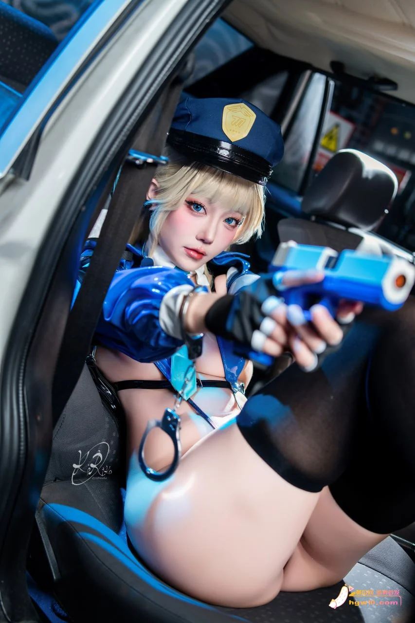 嫩模切切celia 9月最新写真：COS情趣女警官