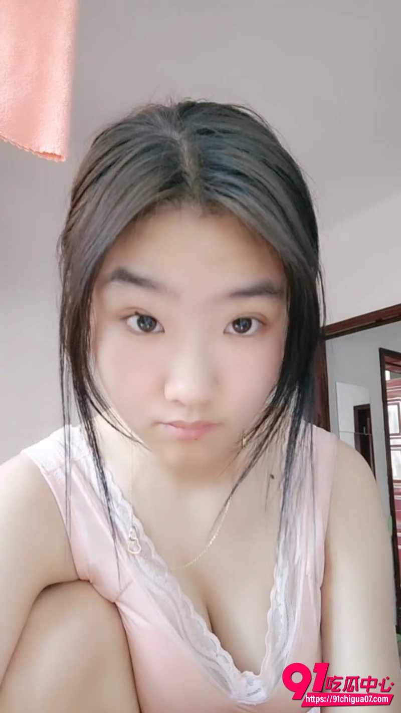 又一高颜值眼镜妹新人下海陨落 缺钱被迫黄播裸体自慰掰穴 魅惑眼神骚姿全展示！