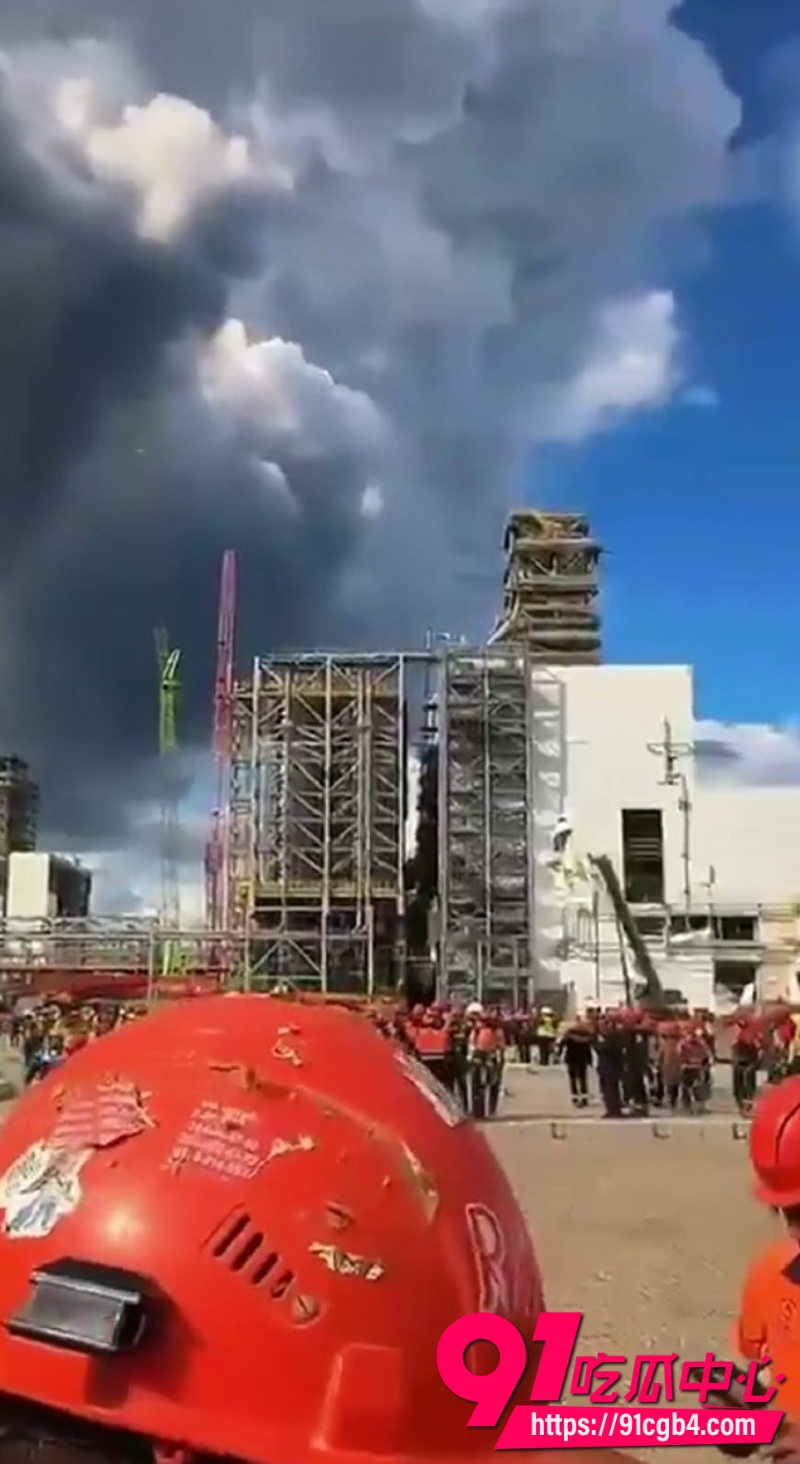 俄罗斯化工厂突发大火7