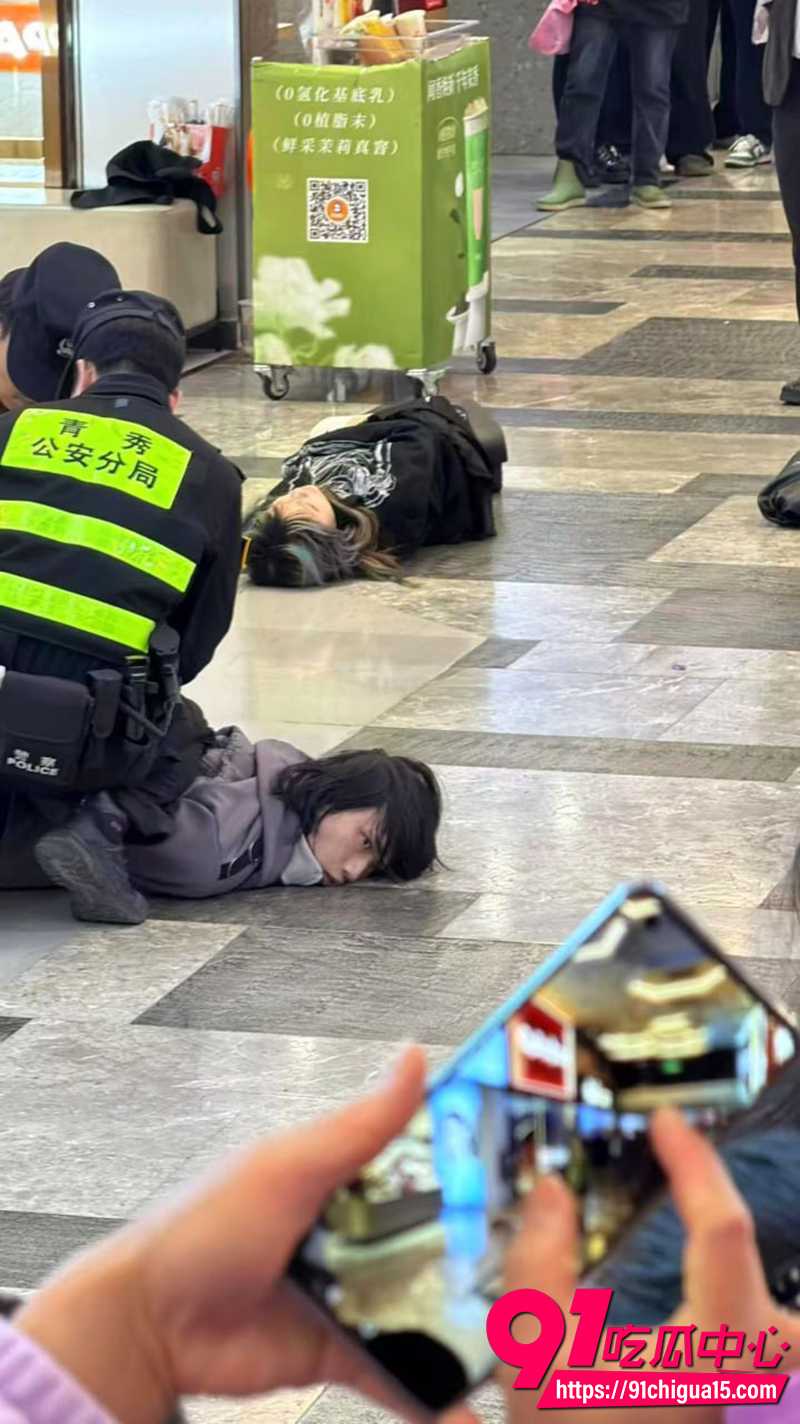 南宁航洋城男扮女装潜伏女厕狂捅无辜人 现场惨叫连连！