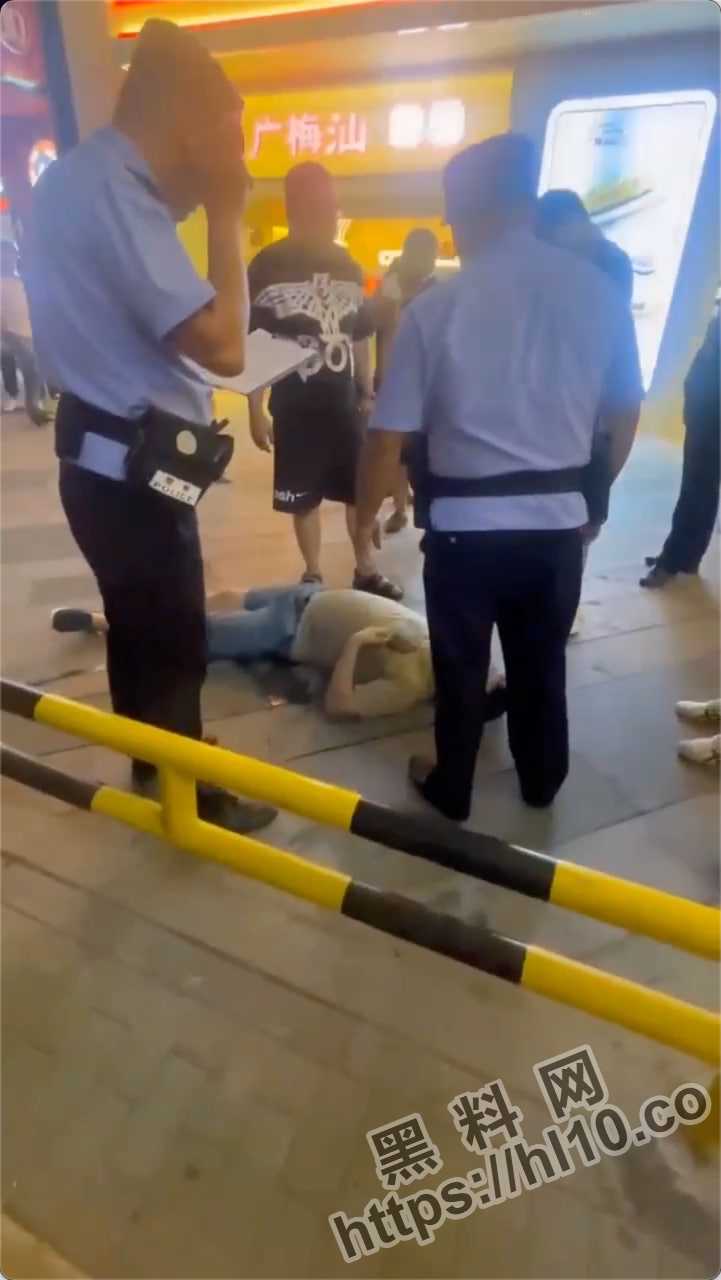 【打架事件】因起纷争！黑衣猛小伙打架单挑两大老爷们1V2，一拳打倒一个