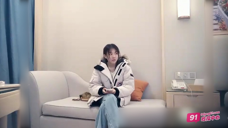 探花小伙一夜数炮 花臂纹身妹沙发激情调戏 一看需求就比较猛! 配图