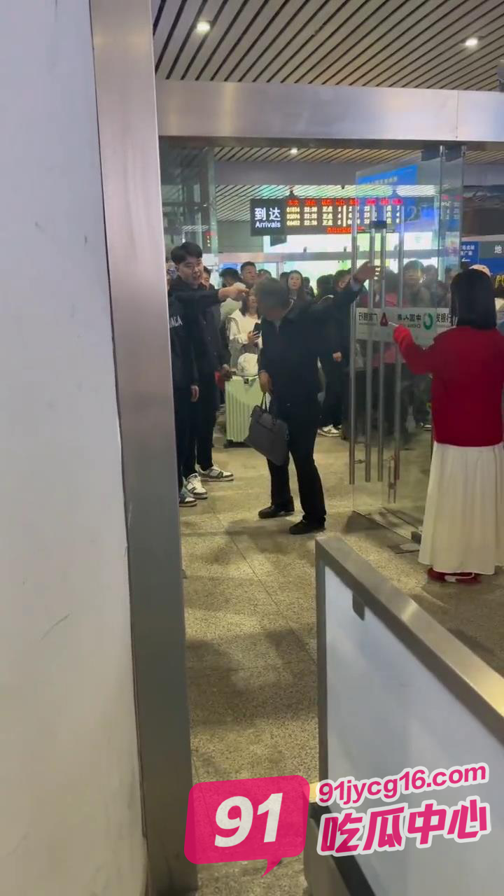 山东青岛猥琐老头胆大包天猥亵小姑娘！路人小伙仗义出手！