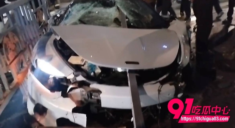 九江市区 迈凯伦 赣GVV117 深夜飙车撞护栏9
