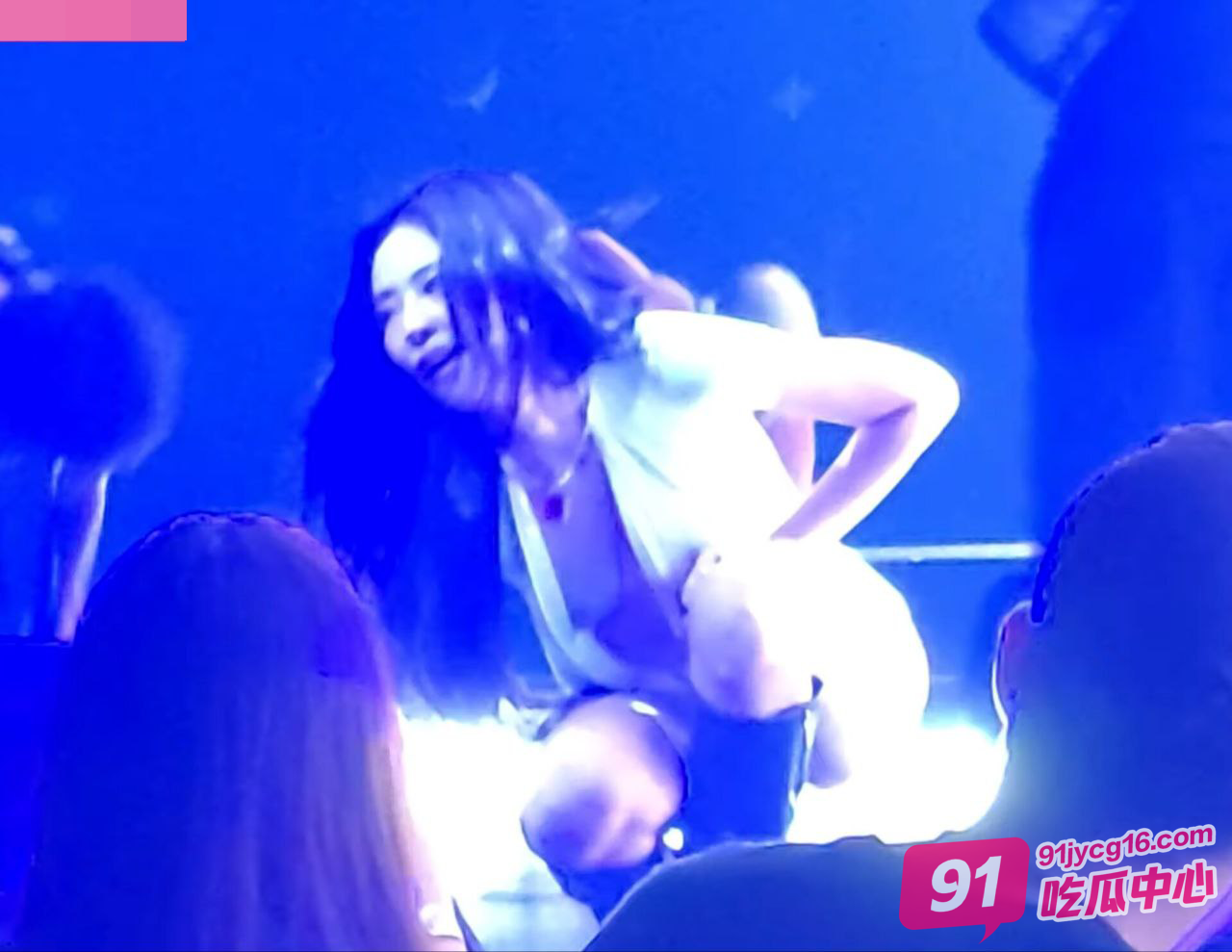 韩国女团金珍妮演唱忘我走光 这真不是财阀主人的任务吗？