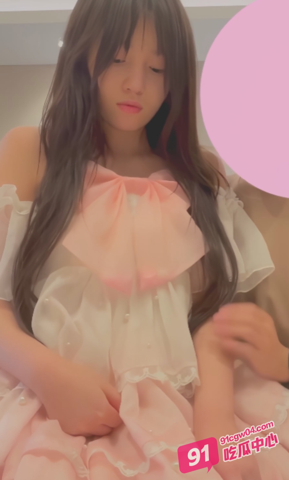 约炮大神粉红君3k约操e奶萝莉 甜美嫩妹面无表情仿佛被操干了精气神！ 配图3