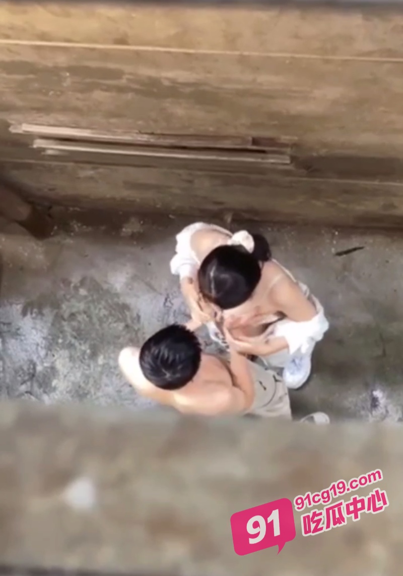 小情侣巷子里激情 竟被老六全程偷拍 自己看就算了还投稿！