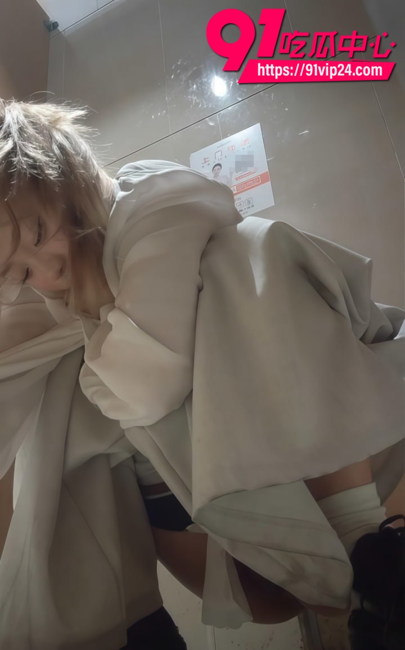厕拍大神酒吧女厕所偷拍新作在坑位里安装摄像头偷拍美女们不雅尿尿画面3