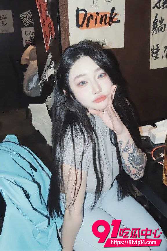 纹身极品网红黑丝健身房照流出！白嫩反差身材和多套情趣大尺度私拍完整曝光
