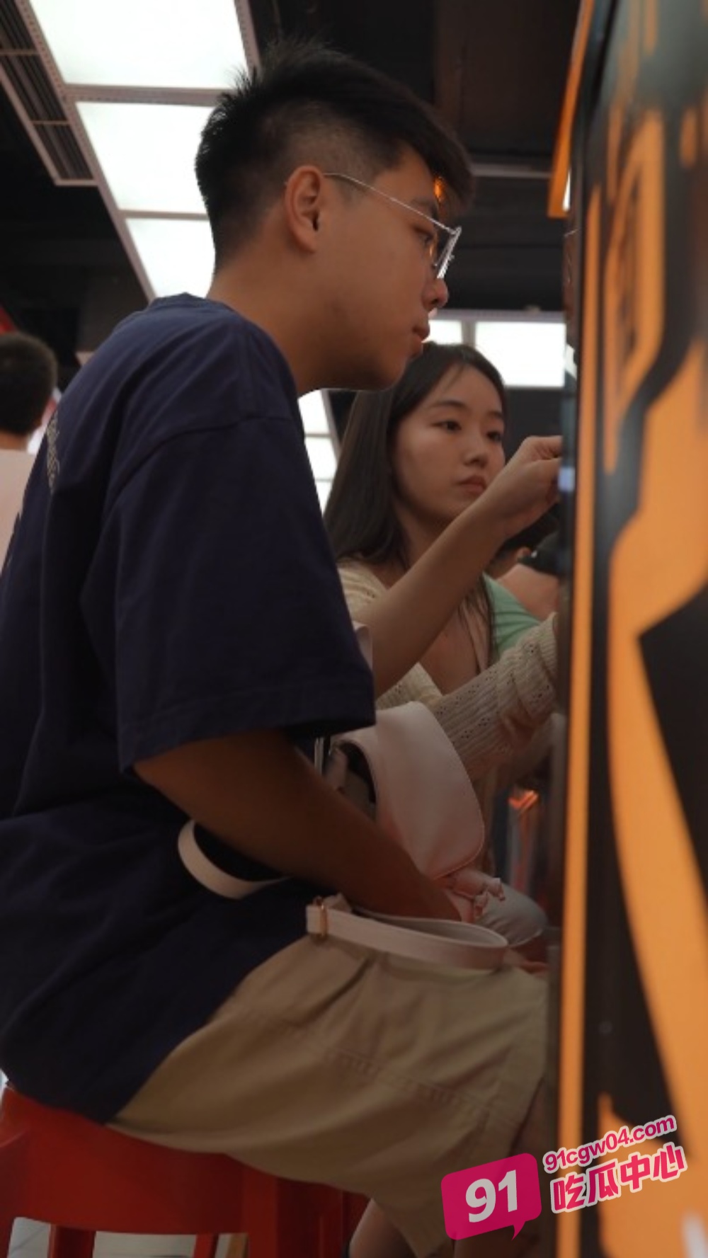 抄底大神商场偷拍极品短裙小姐姐 白色蕾丝内裤若隐若现 屁股还漏一半 群底风光无限！ 配图