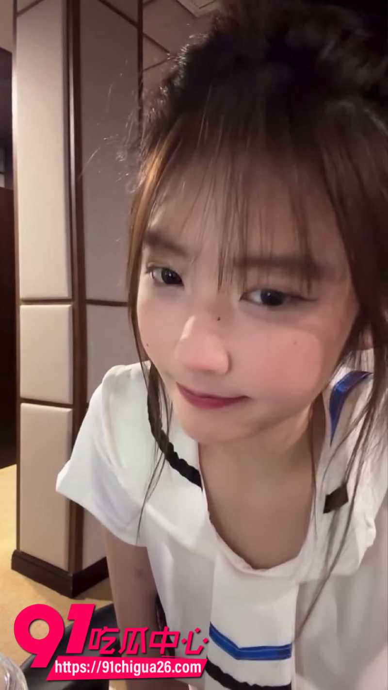 抖音847W粉丝女网红杀猪饲料直播走光1
