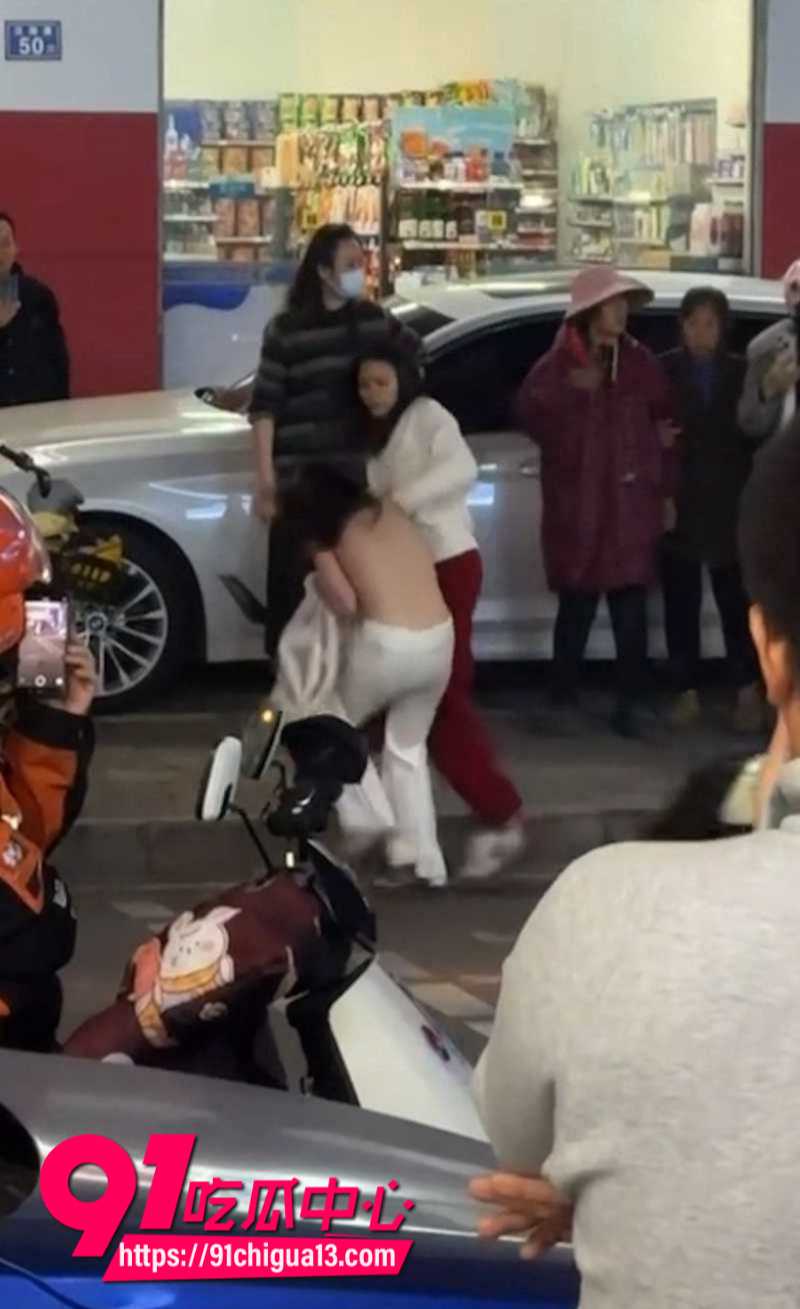 平潭原配老婆抓奸小三后当街暴打5 平潭原配老婆抓奸小三后当街暴打5
