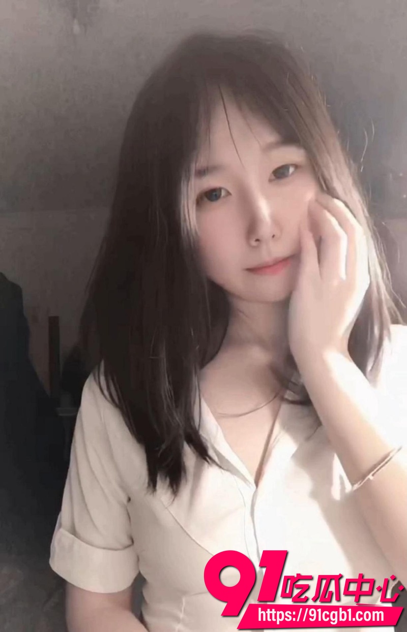 福建大三学姐董晴 裸贷被迫脱衣抵押自拍 白衬衫下白皙巨乳揉捏 掰穴自慰反差拉满1