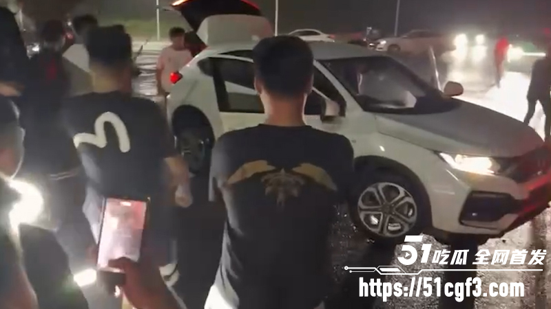 宁乡任福路百人战 两伙小年轻持械互砍驾车冲撞 6 宁乡任福路百人战 两伙小年轻持械互砍驾车冲撞 6