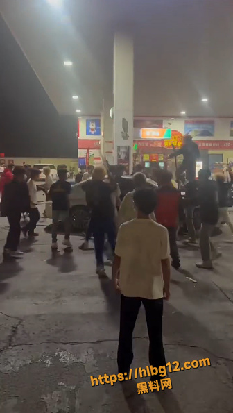 山东一群黄毛精神小伙打架砸车 看这个架势还以为是在美国 精神小伙的世界真丰富多彩