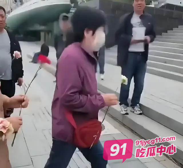 离了大谱!中国大妈到海参崴举行献花仪式 致敬俄罗斯战斗英雄?