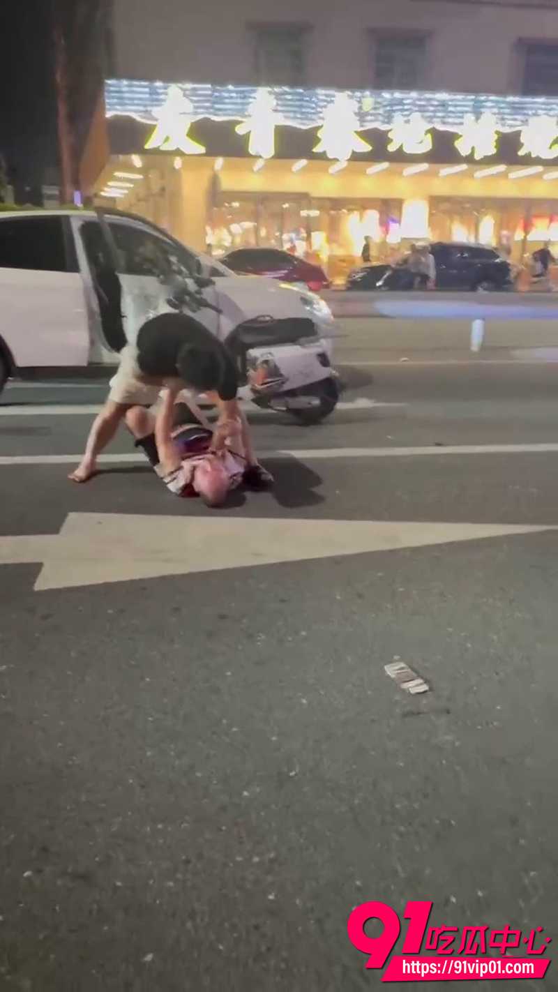 大哥电动车逆行掉头  4