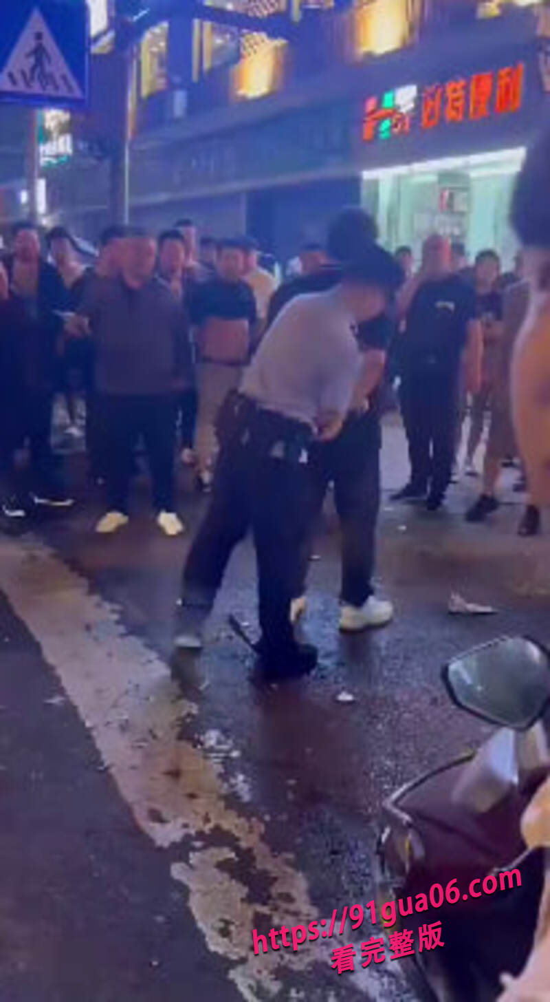 陕西西安男子街头伤人03