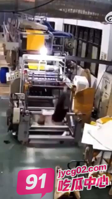 慎入！越南小伙违规操作被卷进机器 短短5秒全身骨头断裂 配图2