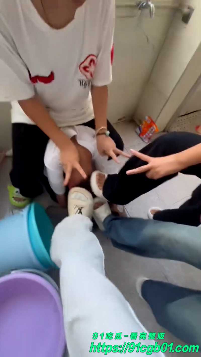 广西梧州市苍梧县石桥中学八名女生围殴一名女生网页素材9素材水印版 广西梧州市苍梧县石桥中学八名女生围殴一名女生网页素材9素材水印版