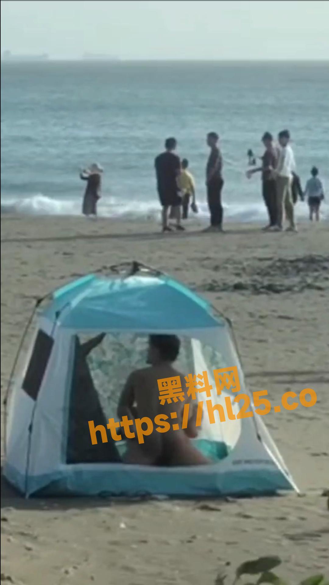 台湾小情侣沙滩上当众做爱，不怕你偷拍就怕你不拍 ，太不把我们瓜友当外人了 ！