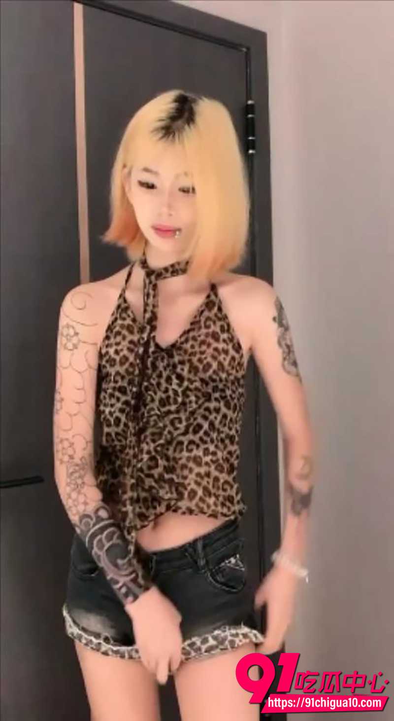 黄毛白虎精神小妹 镜头前青涩裸舞扭腰 符文点缀嫩躯馋哭老司机 真狠狠尝鲜这极品尤物!