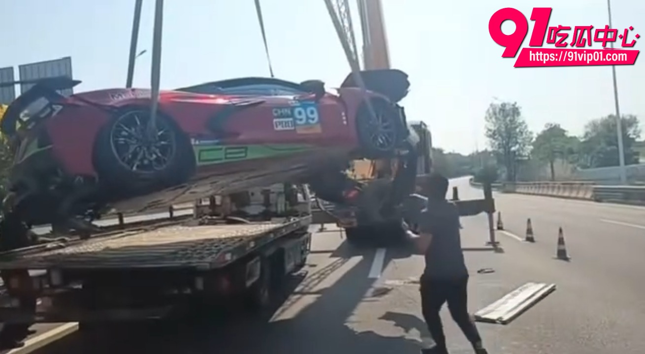 克尔维特撞隔离带事故6 克尔维特撞隔离带事故6