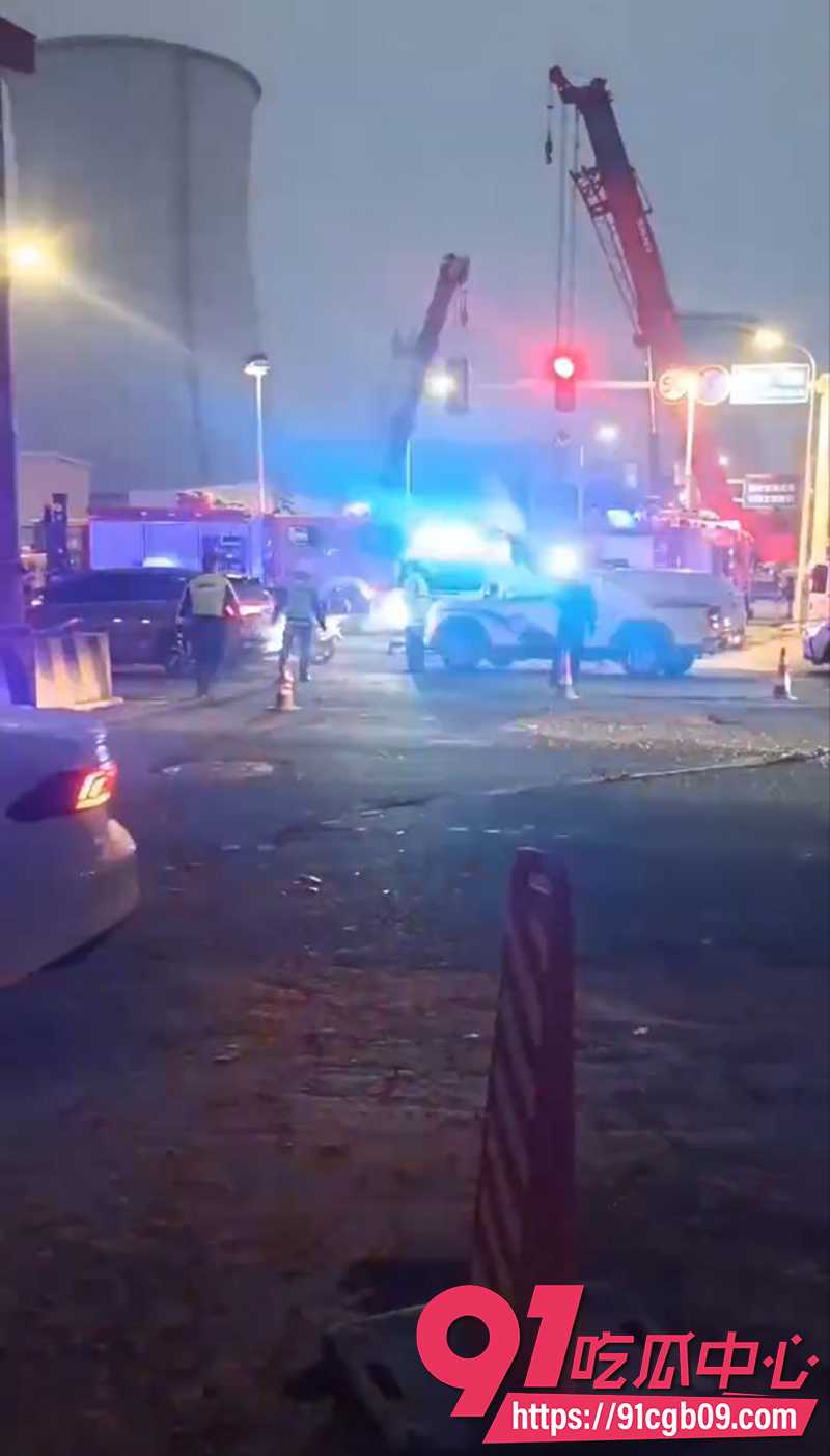 10烟台渣土车路口侧翻掩埋两车 5