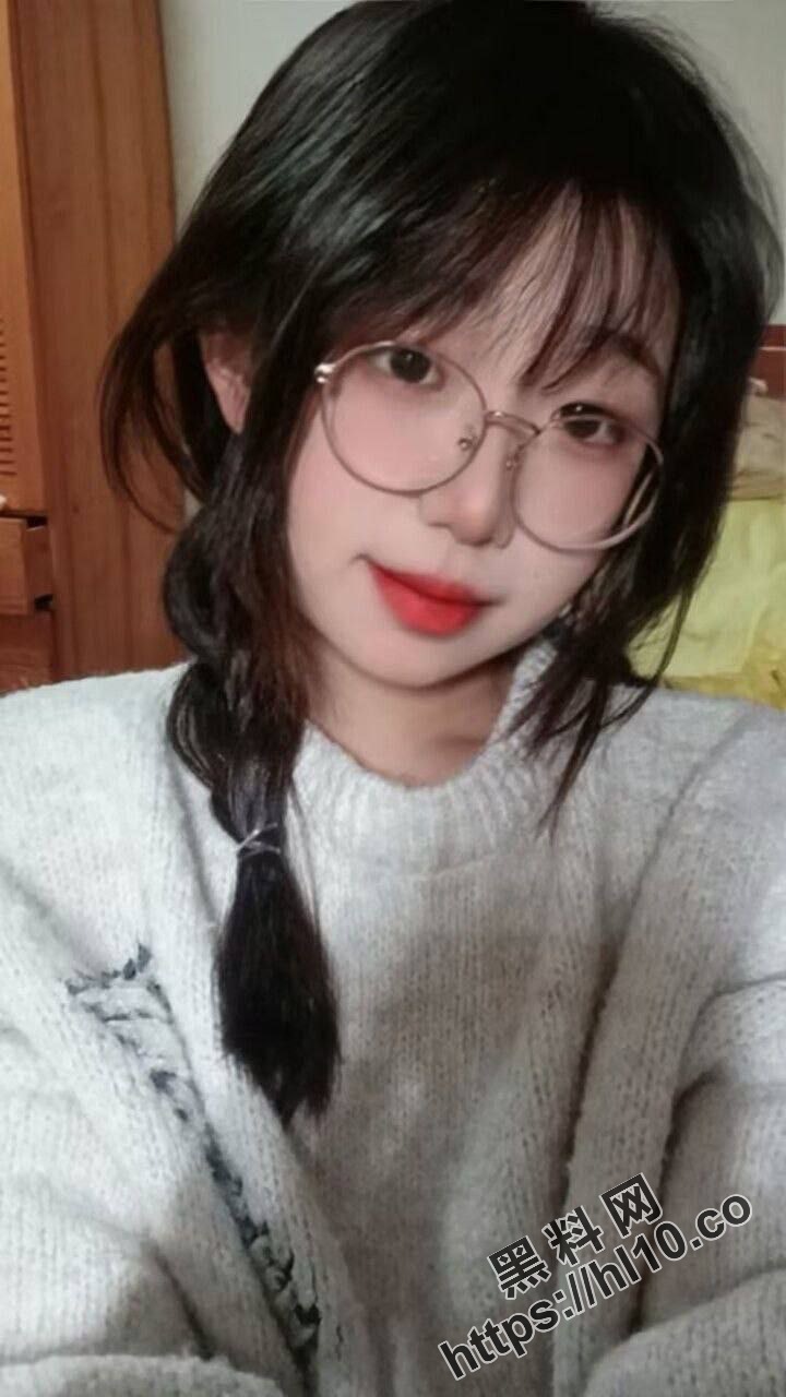表妹手机相册发现好多没删干净的自拍，洗澡自慰学母狗撒尿