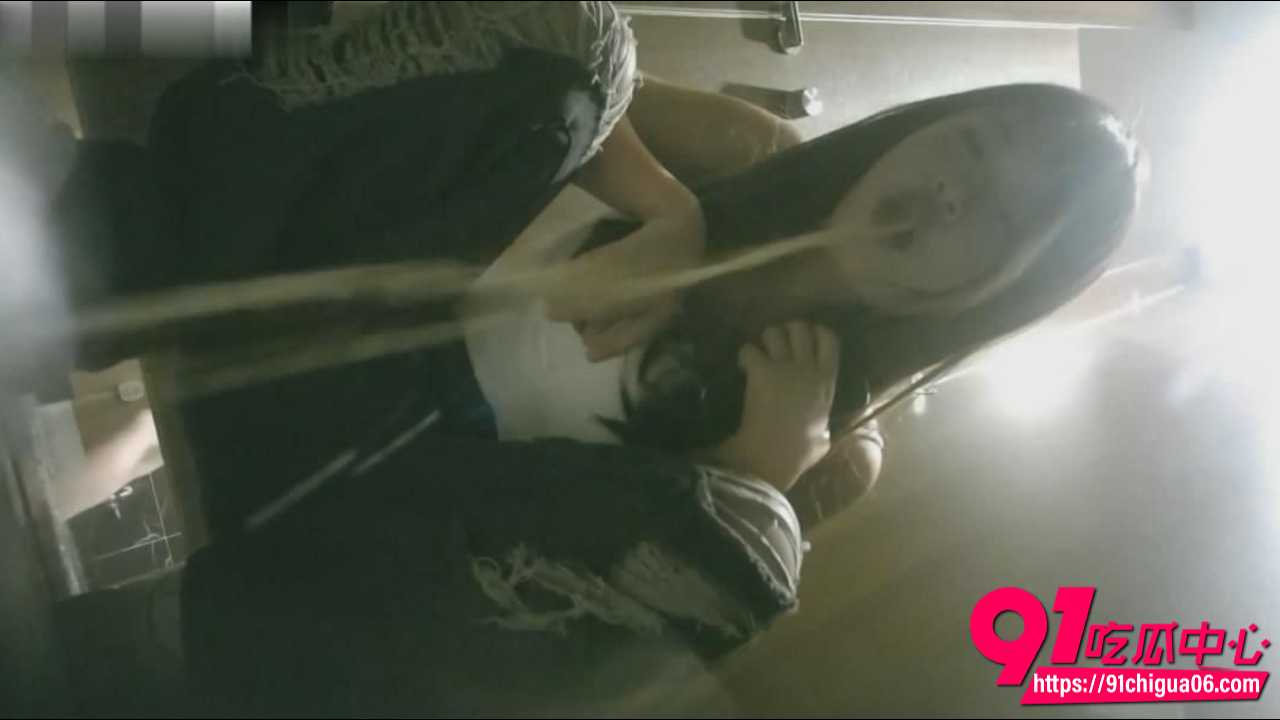 酒吧女厕后排偷拍 5