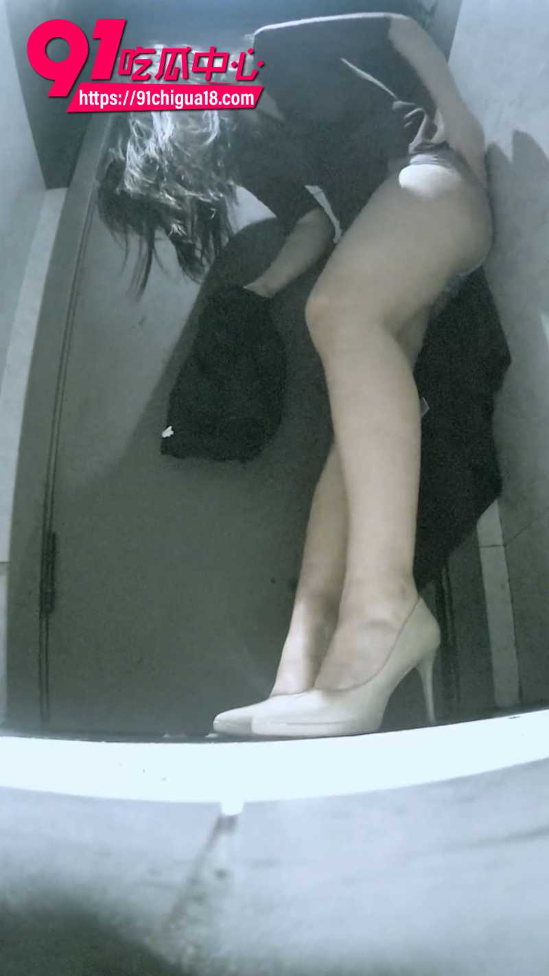 厕拍大神在酒吧女厕所安装针孔摄像头偷拍7 厕拍大神在酒吧女厕所安装针孔摄像头偷拍7