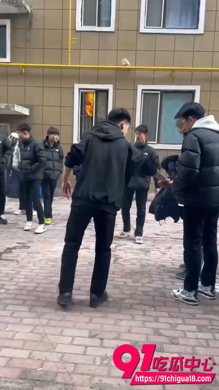 山东精神小伙单挑变群殴1 山东精神小伙单挑变群殴1