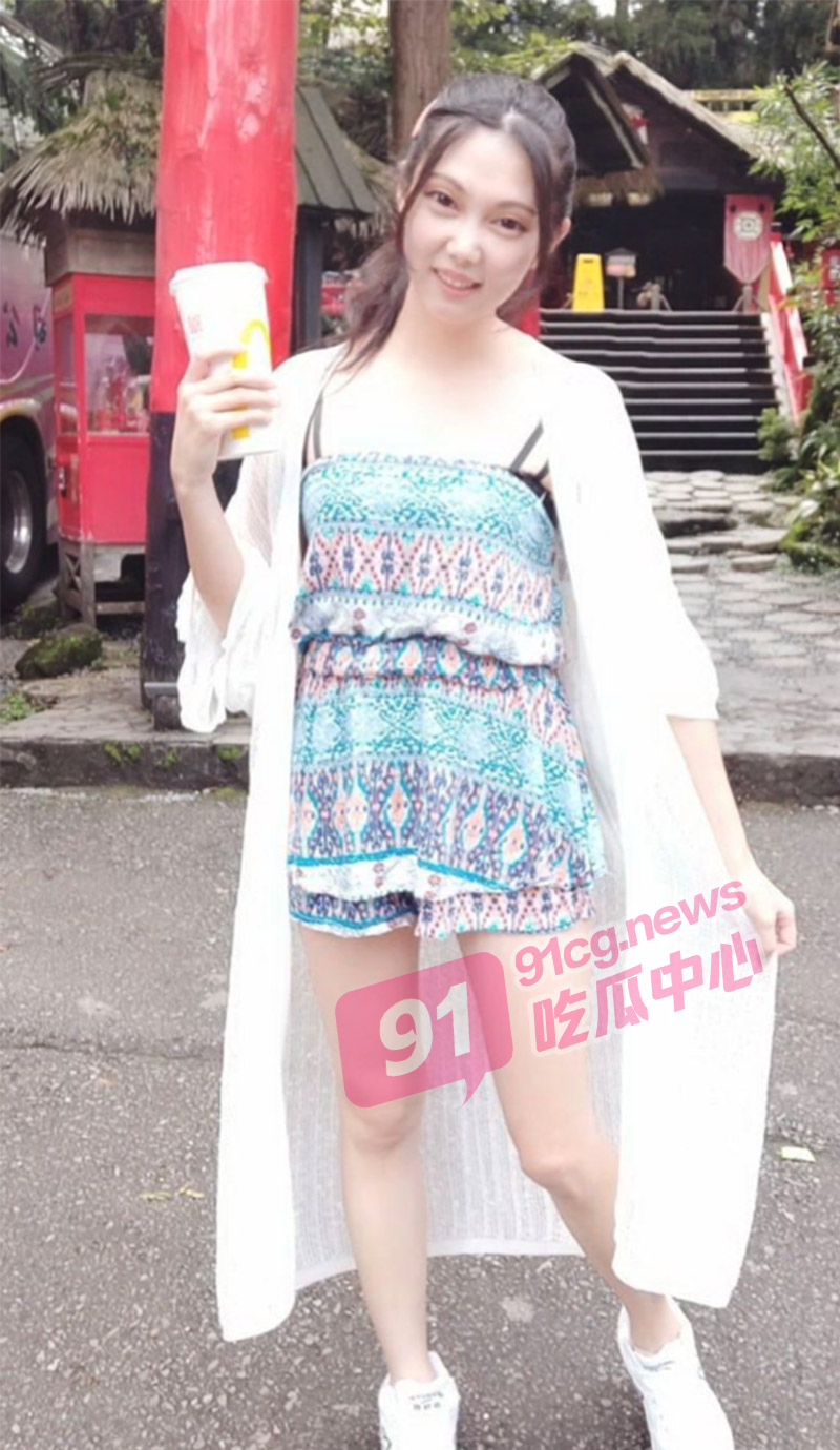 【我要舔大棒】何佳怡人前乖巧甜美小姐姐 人后翘臀挨操小母狗
