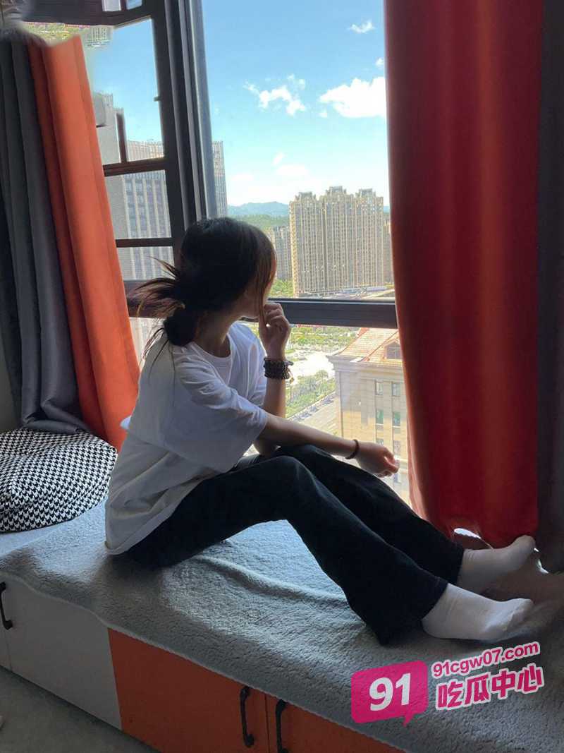 女儿的尤物闺蜜～女儿成功帮我拿下她闺密 而她则在隔壁听声音！ 配图4