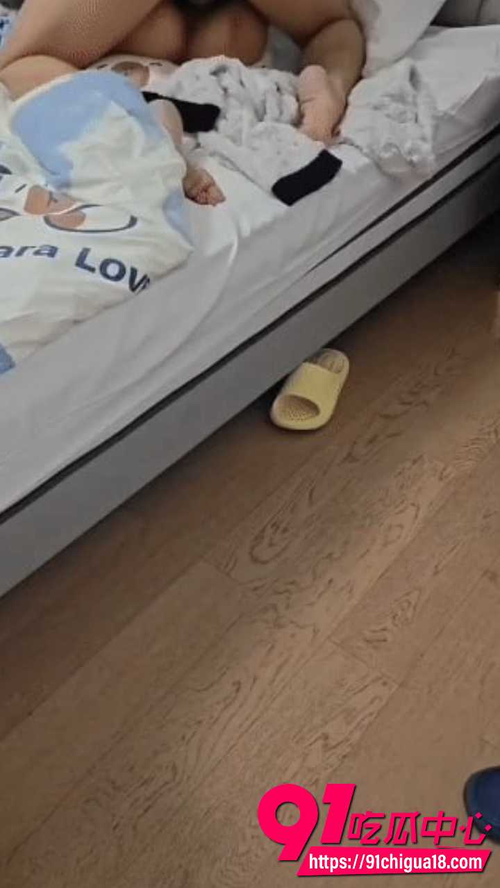 儿子偷拍妈妈洗澡后直接床上强上8 儿子偷拍妈妈洗澡后直接床上强上8