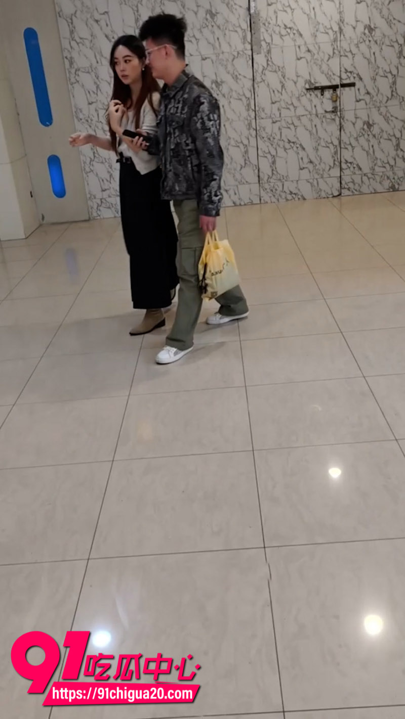 厕拍大神在商场女厕所极限偷拍1