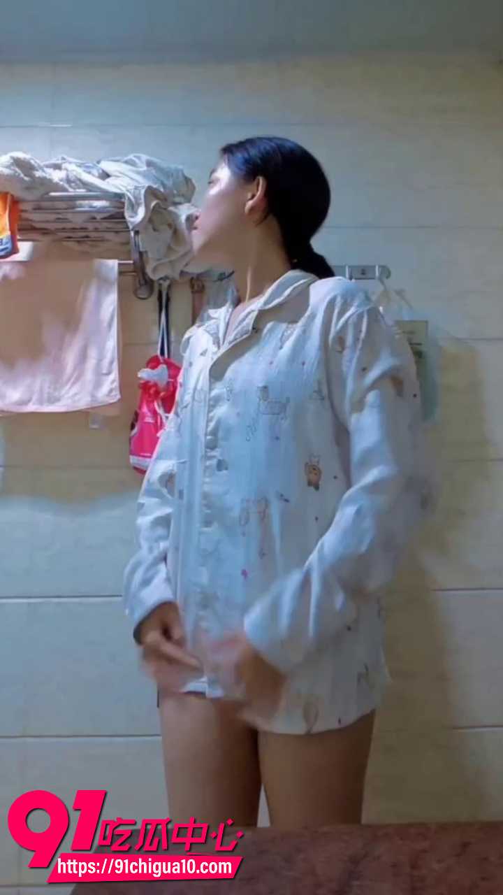 极品偷拍高颜值小姐姐浴室换衣3