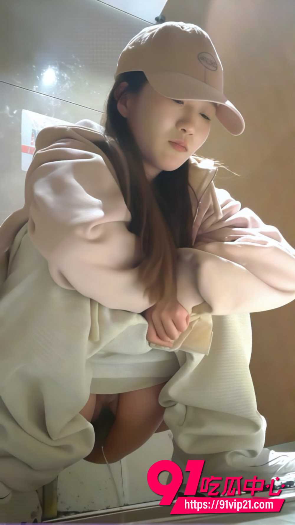 女厕偷拍粉衣妹掀裙露出无毛嫩逼 多角度真实隐秘视角 各种服饰妹子如厕完整曝光