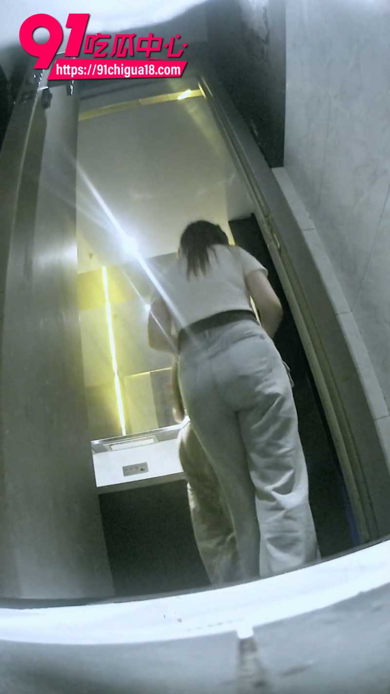 厕拍大神在酒吧女厕所安装针孔摄像头偷拍4 厕拍大神在酒吧女厕所安装针孔摄像头偷拍4