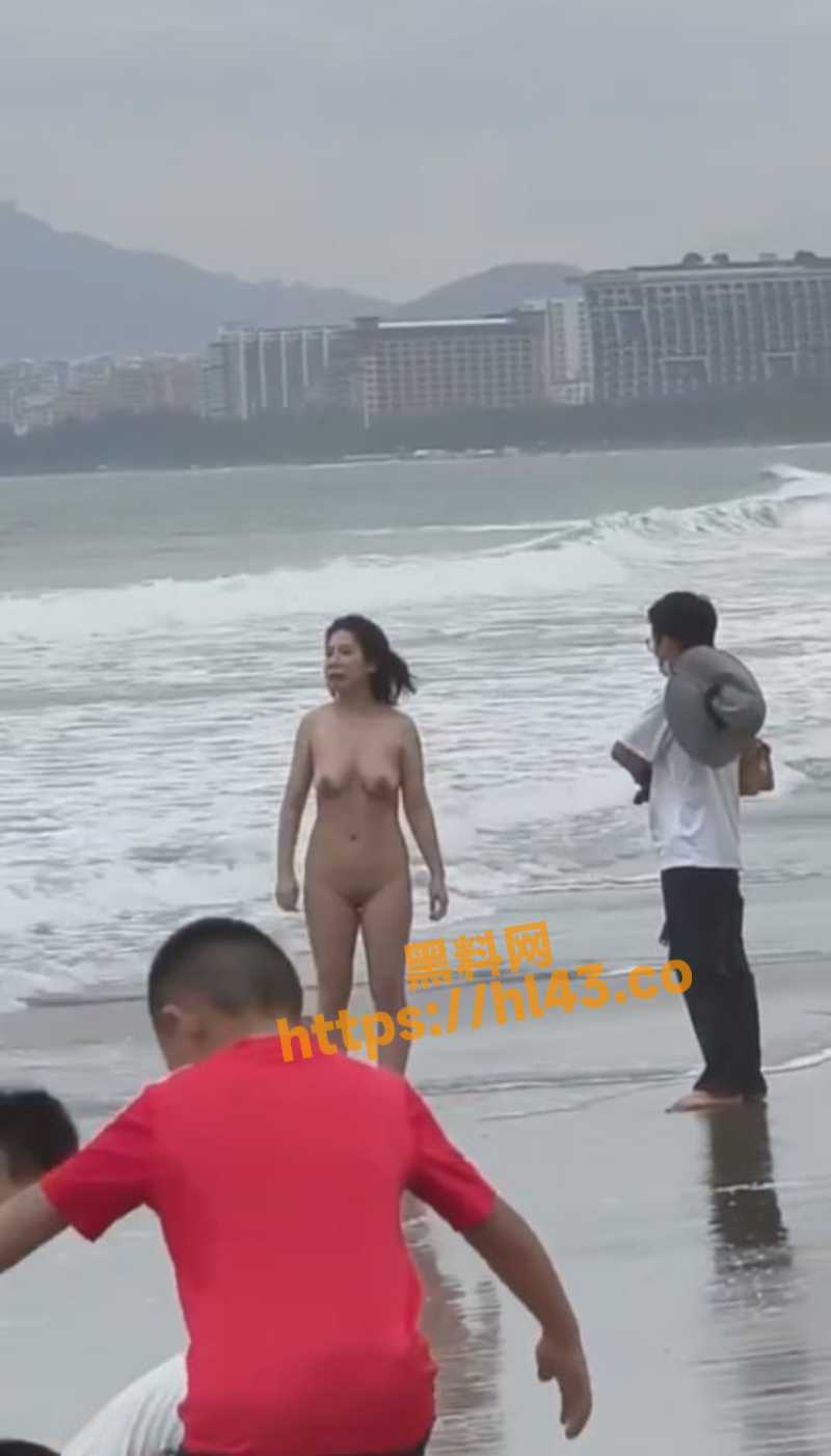 海南三亚湾海滩上惊现裸女 该女子当着游客的面 全裸露出丝毫不在掩饰很开放