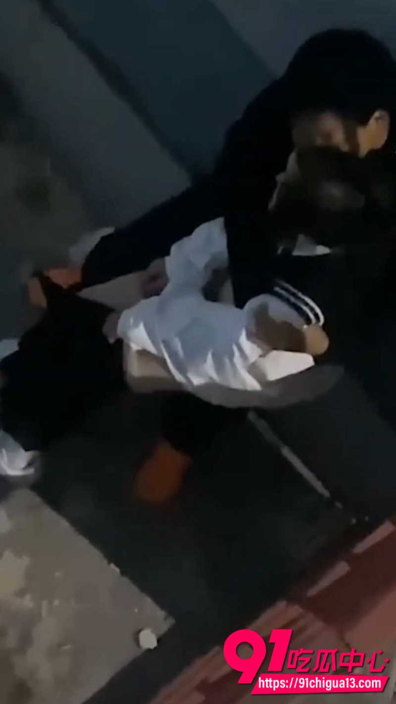 青岛海洋技师学院眼镜婊女大学生跟男友野战5 青岛海洋技师学院眼镜婊女大学生跟男友野战5