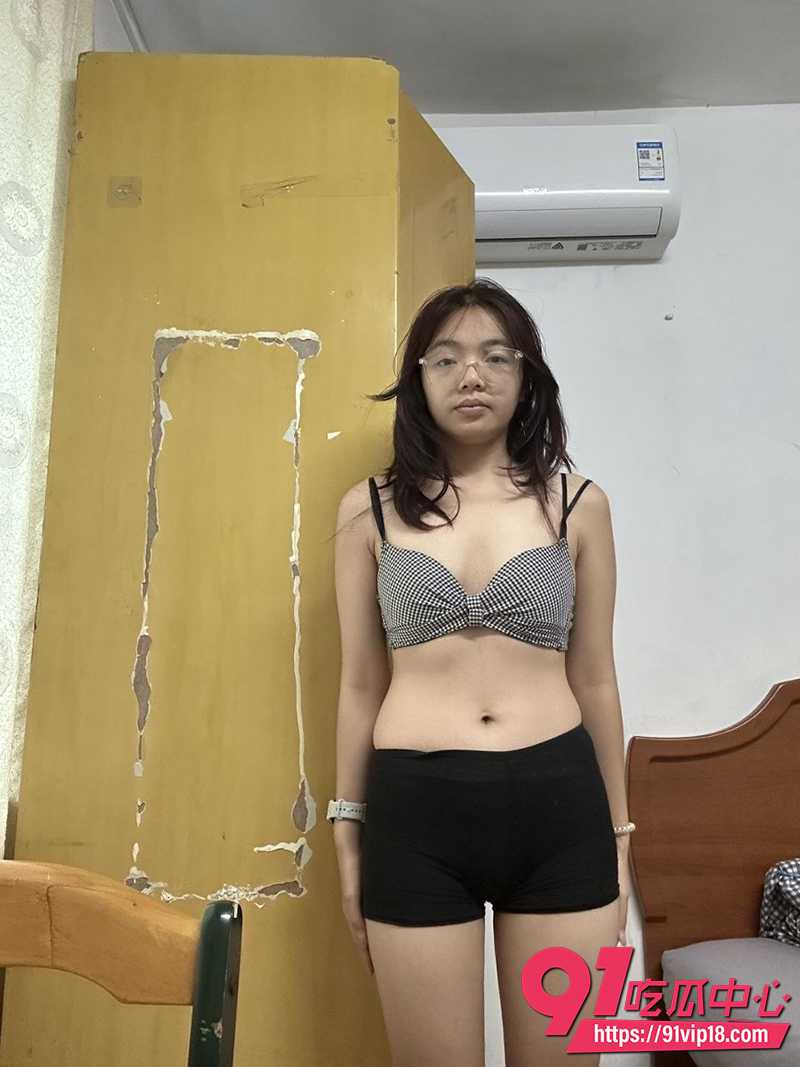 广西02年眼镜妹梁桦 裸贷视频曝光 金主面前自慰扣穴表情狰狞 实在是太骚了!