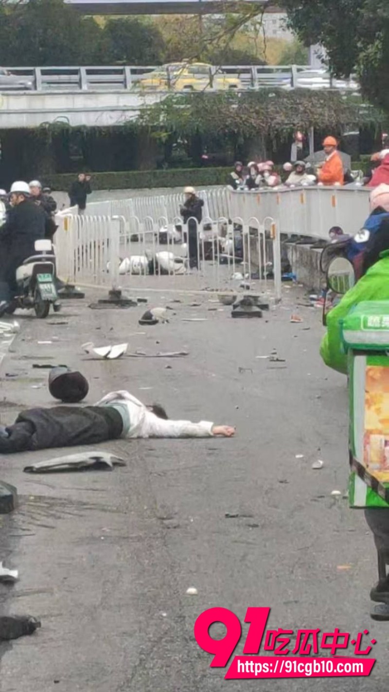 京中央门立交桥轿车冲人行道核爆1 京中央门立交桥轿车冲人行道核爆1