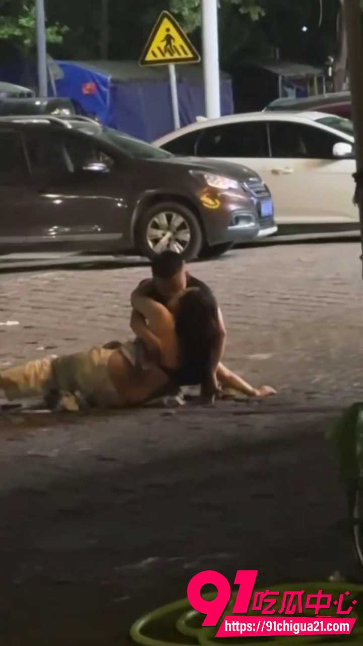 美女喝高后路边放飞自我 8 美女喝高后路边放飞自我 8