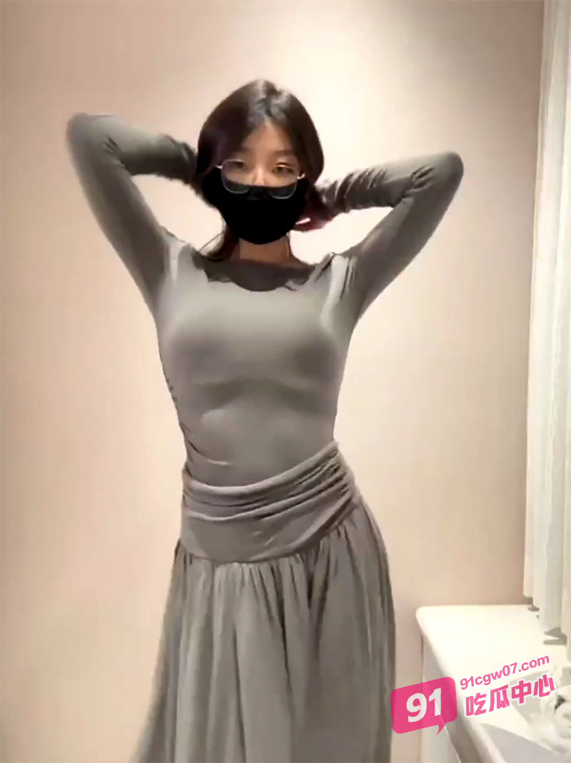 推特巨乳眼镜女神小鲅鱼 土豪1v1定制抖音风反差裸舞福利 两个大奶子甩的起飞~ 配图