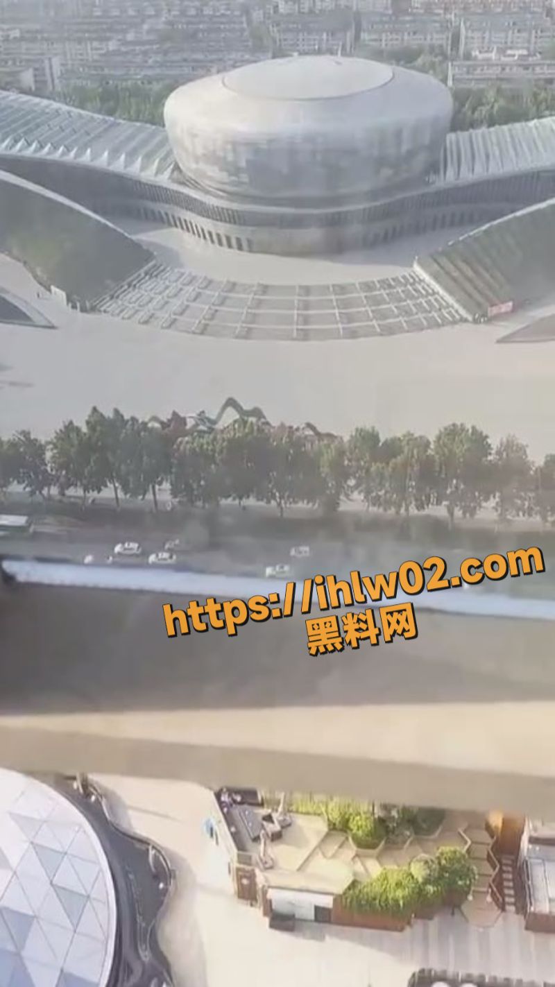 北京工业大学体育馆一男女上演吃鸡大戏 大白天的两人毫不畏惧羞涩！