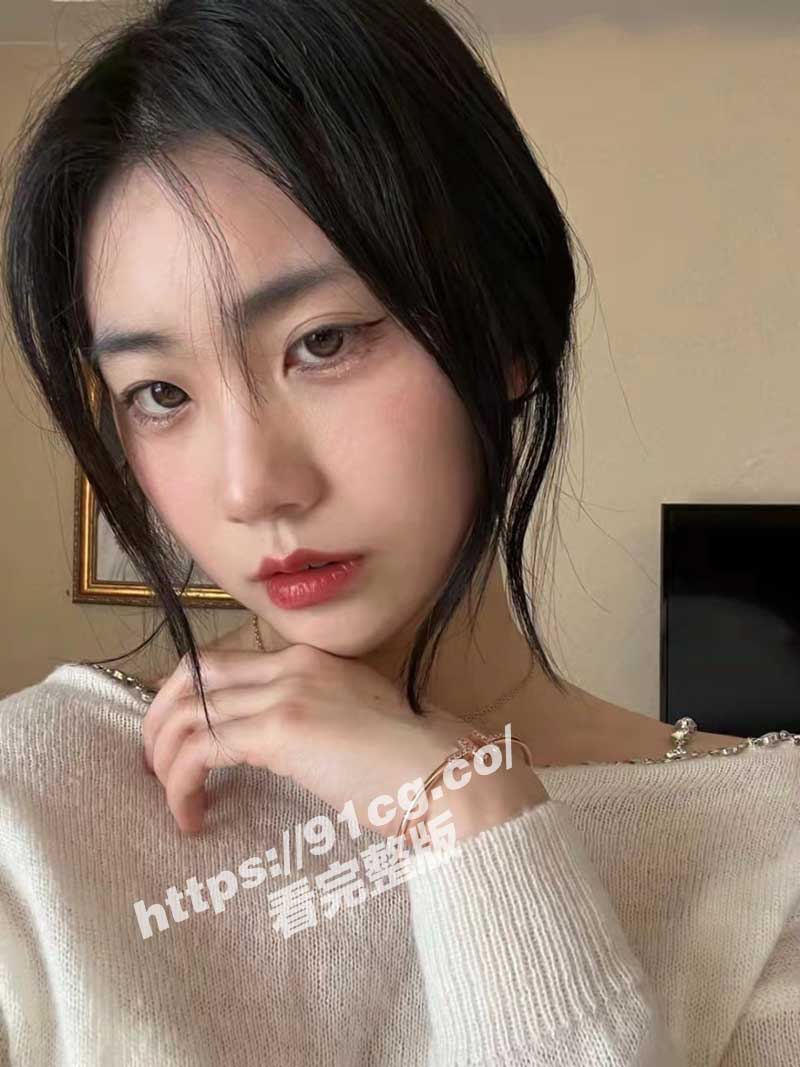 【重磅流出】微博欧美系主播"小奶牛"露脸定制视频