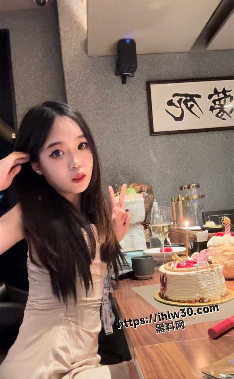 上海小母狗 张嘉懿 化妆后美颜的加持下典型的大家闺秀 每张照片都透露着高级感 素颜只能关灯了干！