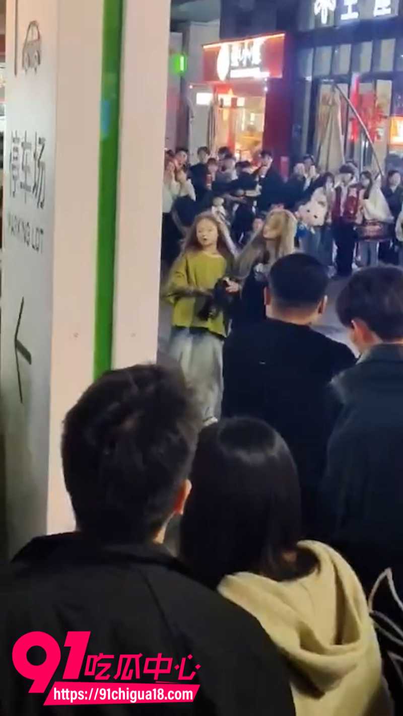 广西精神小妹在普宁广场打群架现场画面3 广西精神小妹在普宁广场打群架现场画面3